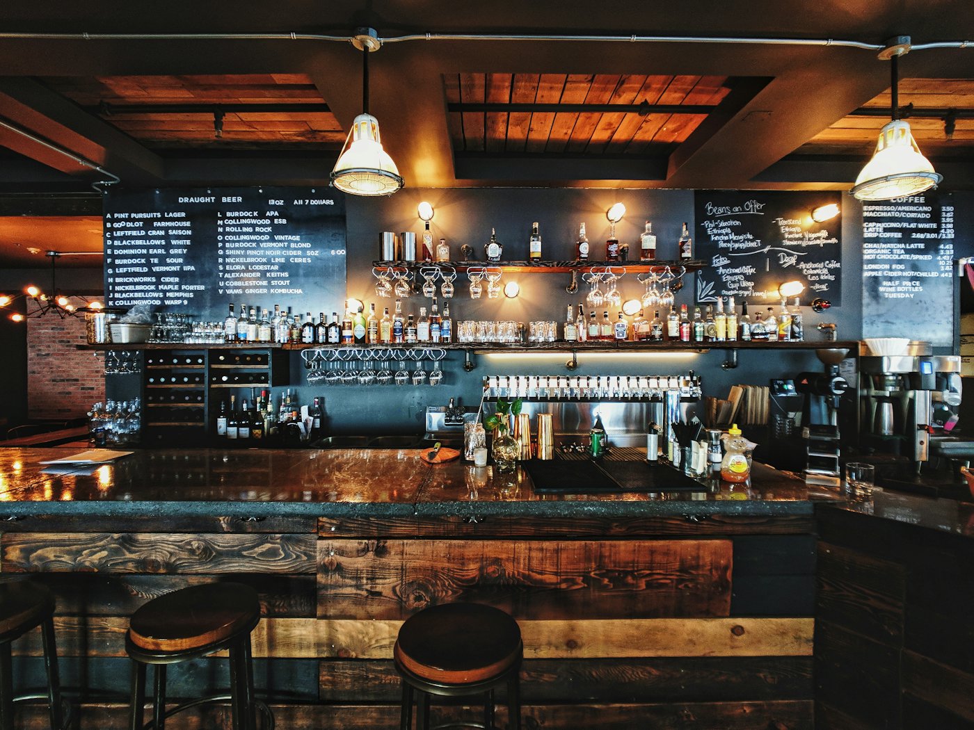 Le bar, bouteilles et ardoises
