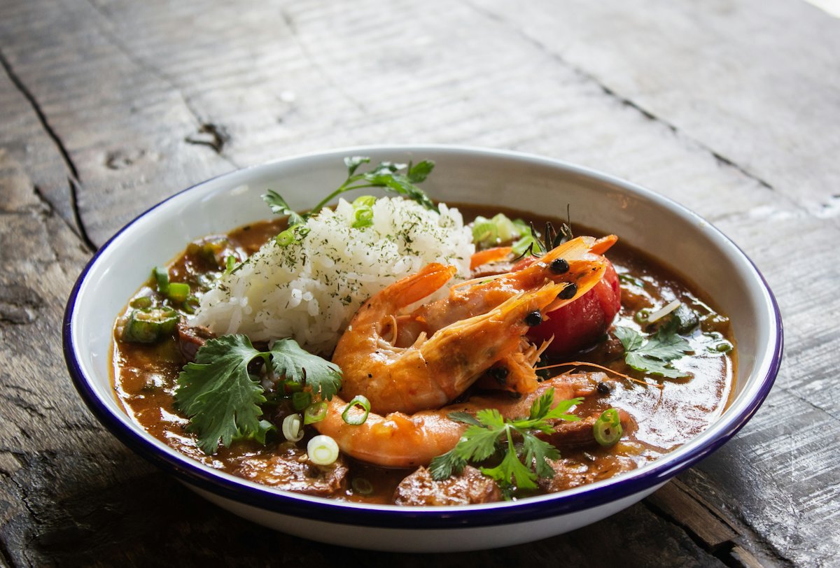 Bol de gambas dans un bouillon épicé, riz et herbes