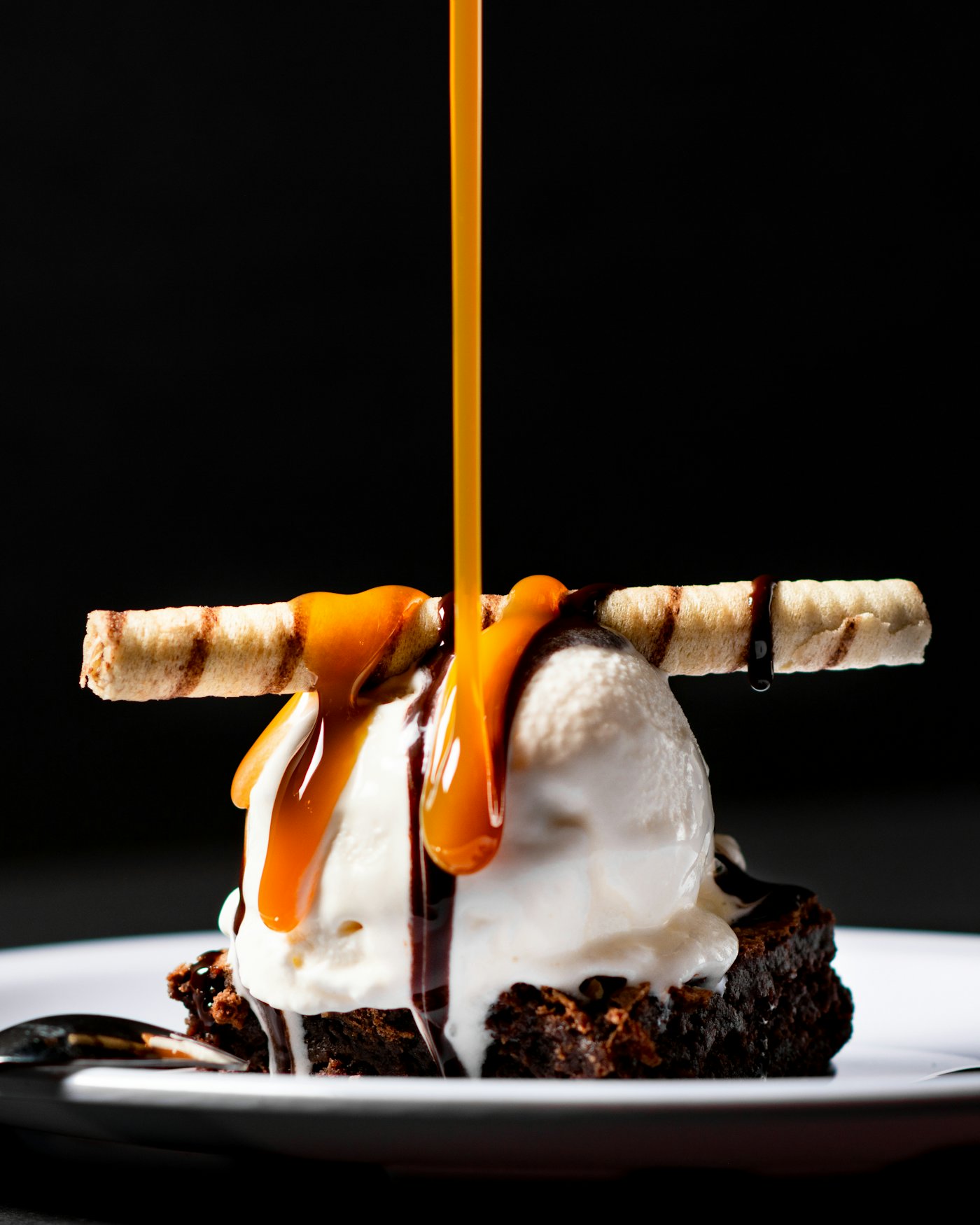 Caramel coulant sur une glace vanille