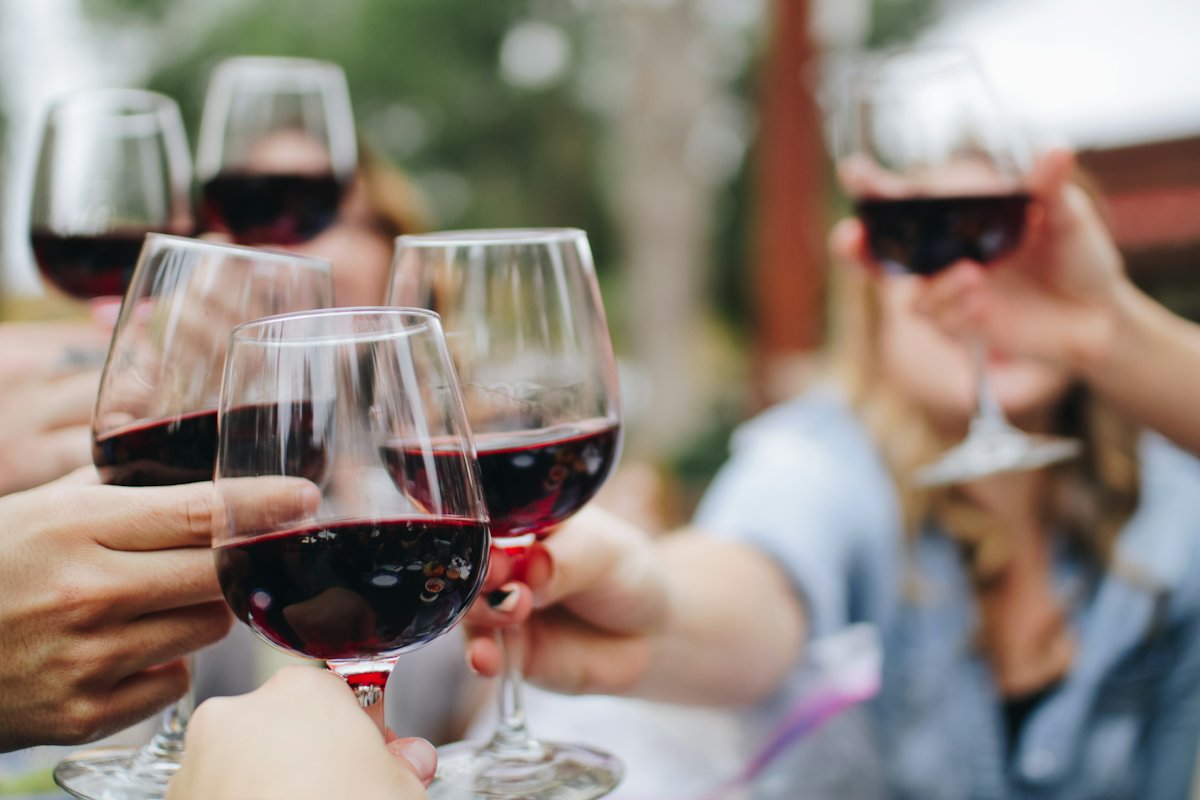 Verres de vin rouge levés